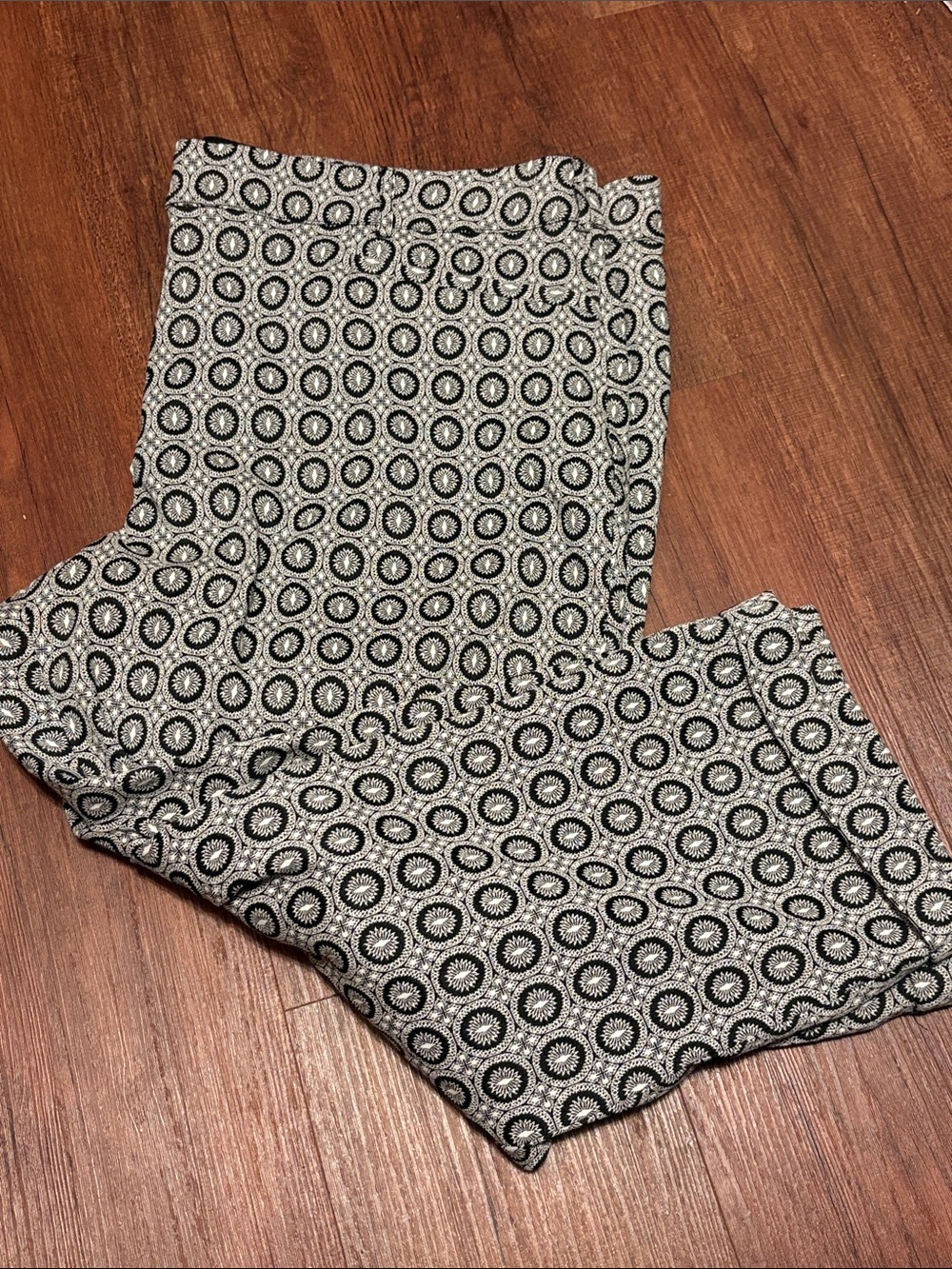 Lane Bryant Black & White Circular Print Cropped Pants